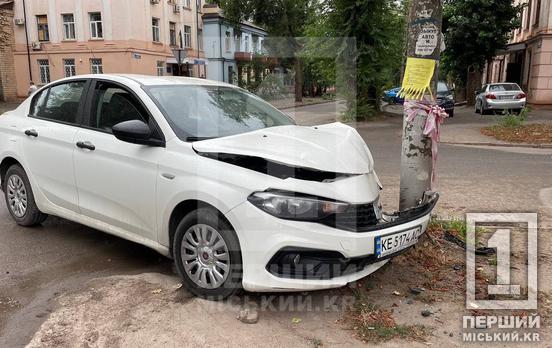 Одна з автівок влетіла у стовп: у Кривому Розі поруч з Саксаганським судом ДТП зі Skoda та Fiat