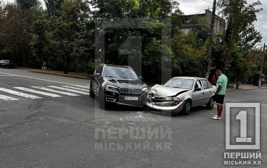 Ударились «передками»: в Кривом Роге на одном из перекрестков произошло ДТП с BMW и Daewoo