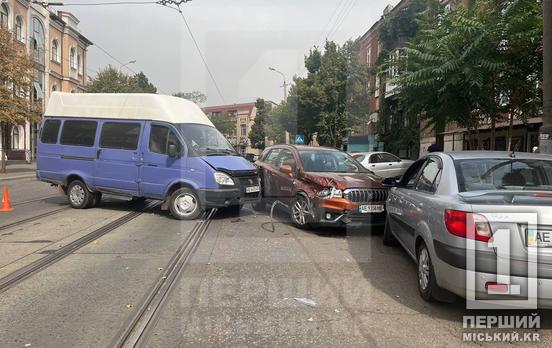 Зіштовхнулися і зачепили припарковане авто: на Свято-Миколаївській ДТП з Suzuki і маршруткою