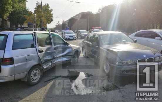 Одна із вм’ятиною, а інша – з розбитою «мордою»: у Кривому Розі на проспекті Миру сталася аварія з Lada і BMW