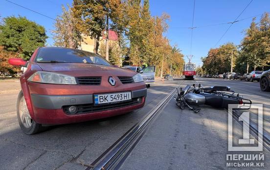 У Кривому Розі на Соборності мотоцикліст влетів у Renault