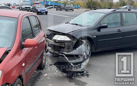 У одного из автомобилей почти нет «морды»: в Кривом Роге на Старовокзальной столкнулись Hyundai и Renault