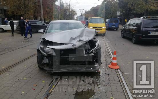 Пассажиры такси травмированы: в Кривом Роге на Свято-Николаевской в жесткую аварию попали Kia, Daewoo и Honda