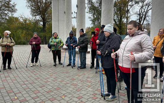 Закохані у рух просто неба: у Кривому Розі пройшло тренування зі скандинавської ходьби для людей з порушенням зору