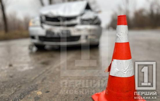 Водителей забрала скорая: на объездной в Кривом Роге произошло ДТП между Skoda и Hyundai