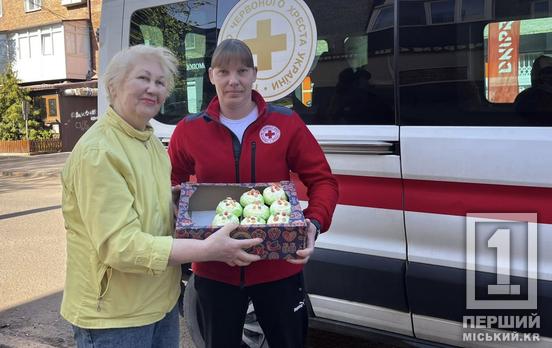 Волонтерки Криворізької організації Товариства Червоного Хреста України допомогли самотнім і літнім містянам підготуватися до Великодня