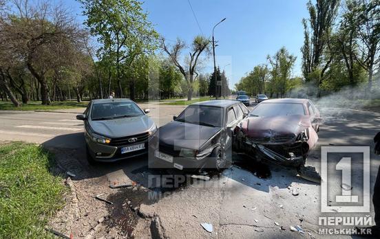 Поліції довелося гасити одну з машин: на Бизова у Кривому Розі сталася потрійна ДТП, є травмовані водії