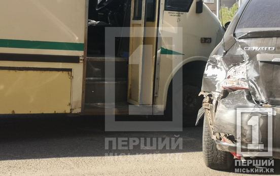 Медики госпіталізували водія: на Університетському проспекті маршрутка протягнула Kia