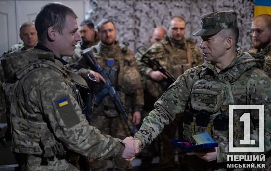 За холодний розум та титанічні бойові вчинки: «Золотий хрест» від Сирського отримав Василь Лисицин із 129-ої ОБр ТРО