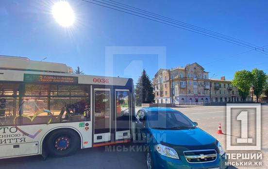 Вирулила прямо під колеса: у Покровському районі зіштовхнулися тролейбус та Chevrolet