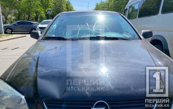 Тріщини на лобовому склі: на 129-ому кварталі іномарка збила чоловіка