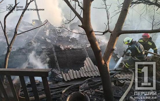 Горіла сотня квадратних метрів території: у Центрально-Міському районі вогнеборці приборкували пожежу