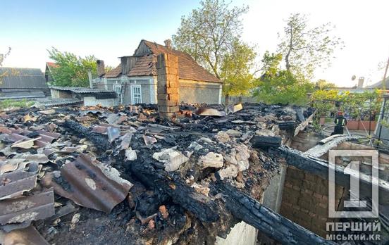 Даху як і не було: на Матрьонівці вирувала пожежа у літній кухні