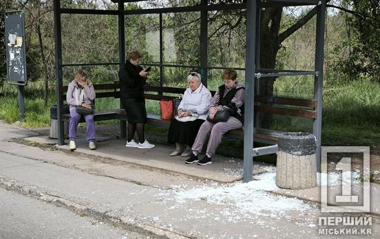Друзки скла вкрили «ковдрою» асфальт:  на Гірницькому невідомі розтрощили зупинку