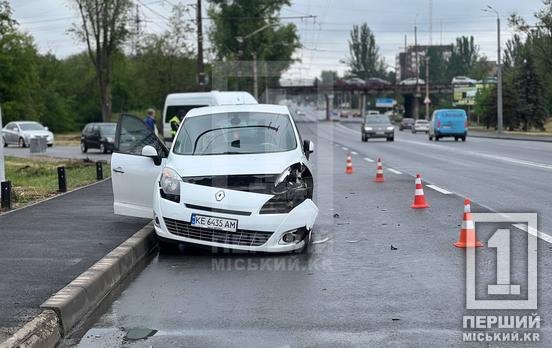 Не змогли розминутися: біля автовокзалу у Кривому Розі зіткнулися Renault та DAF