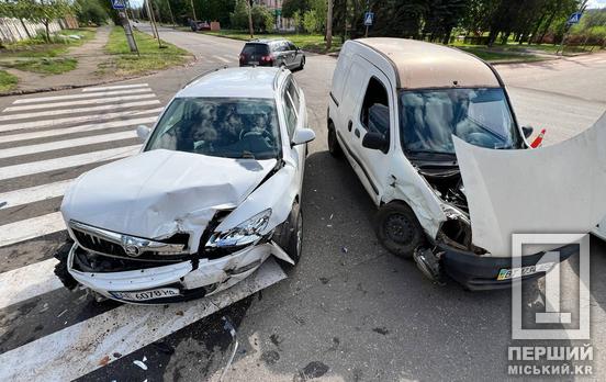 Невдалий маневр і госпіталізація: на перехресті не розминулися Skoda і Renault