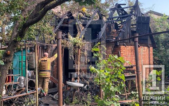 Чорні балки та стіни у кіптяві: на вулиці Героїв полку «Азов» вирувала пожежа у приватному секторі