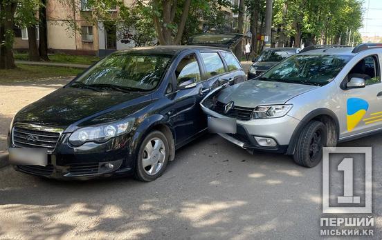 Раптово кинуло у машину на парковці: на проспекті Миру таксі влетіло в Chery