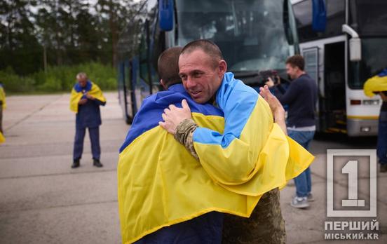 Найщасливіша мить: з полону на рідну землю повернулися семеро воїнів з Криворіжжя