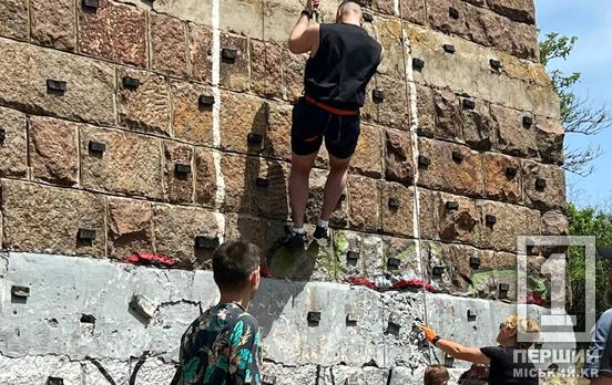 Криворіжці відкрили скелелазний сезон-2025: підкорену висоту присвятили подвигам захисників України