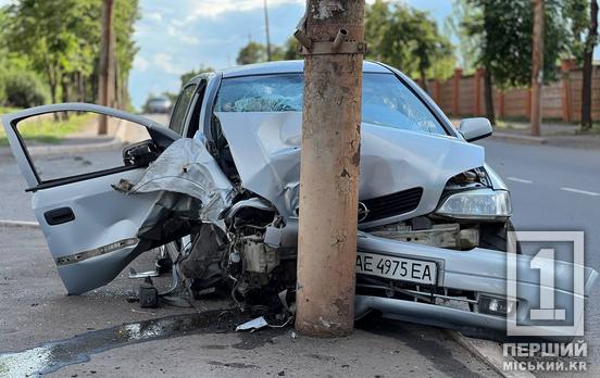 «Передок» розклався на стовпі: біля шахти «Криворізька» сталася жорстка аварія з Opel
