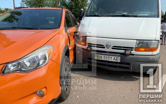 Зіткнення не вдалося оминути: на Електричній вдарилися Subaru та бус Renault