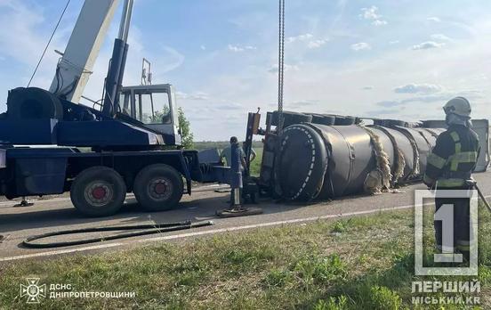 Вантажівка перекинулась та закрила дві смуги: на трасі Дніпро – Кривий Ріг вдарилися DAF та Nissan
