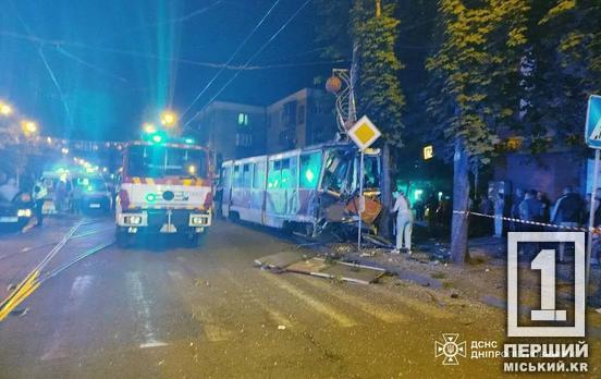 Постраждала водійка та кілька пасажирів: в Інгулецькому районі Кривого Рогу трамвай влетів у дерево