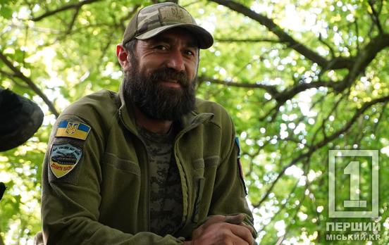 Під прицілом ворожих дронів і шквалом обстрілів: історія бійця з Кривого Рогу, «Барона», який щодня відновлює вогневу міць артилерії