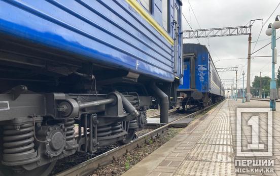 Розбиті вікна та осколкові поранення не від рук окупантів, а від місцевих: невідомі кидали каміння по потягу «Кривий Ріг – Київ»