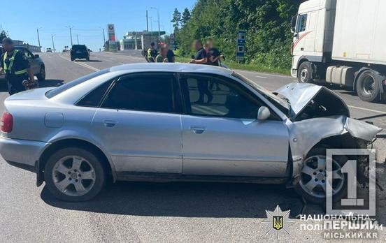 Audi через удар розірвало «морду»: у Хмельницькій області чоловік з Дніпропетровщини потрапив у аварію