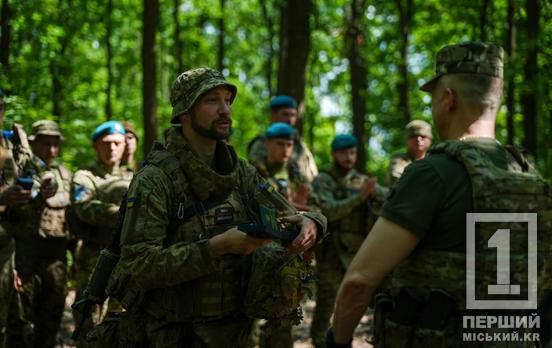 Пішов у наступ аби врятувати оточених побратимів: воїн із Дніпропетровщини Владислав Тирса був нагороджений «Золотим Хрестом»