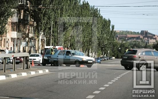 Повертав на ліво з середньої смуги: на Піонері зіткнулися Славута та Geely