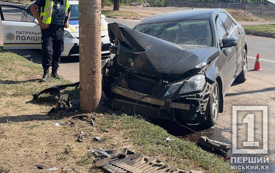 «Під капотом щось стрільнуло»: на Байди Вишневецького Mercedes влетів у стовп