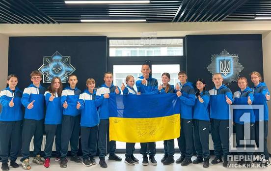 Синьо-жовтий стяг з історією: ліцеїсти Кривого Рогу отримали унікальний прапор із підписами Героїв МВС