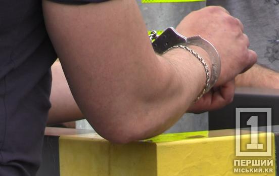 Взялся за нож, когда собутыльник не захотел идти домой: в Кривом Роге судили нападающего