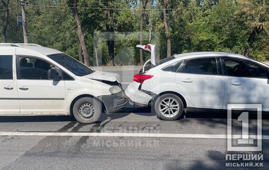 Був блимаючий жовтий на світлофорі: на Дніпровському шосе у Кривому Розі Volkswagen в’їхав у Ford
