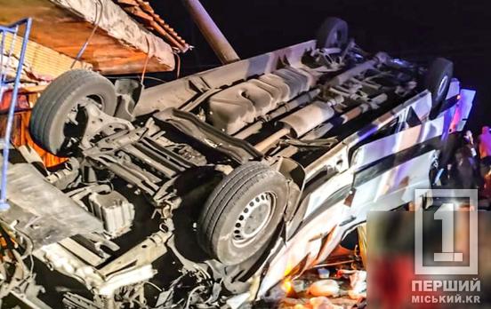 Двоє людей загинули на місці, жінка - у лікарні: на трасі «Кривий Ріг – Миколаїв» перекинувся рейсовий мікроавтобус