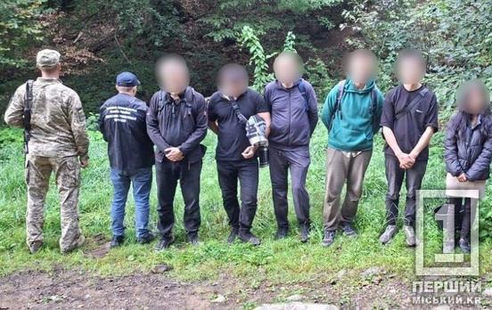 Човен через Тису та дівчина-провідниця: на Закарпатті затримали дніпрянина разом з іншими чоловіками на спробі втечі за кордон