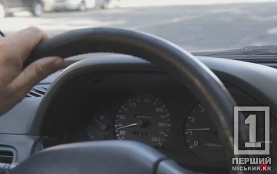 Вляпався двічі: у Кривому Розі водій сів нетверезим за кермо та намагався підкупити поліцію