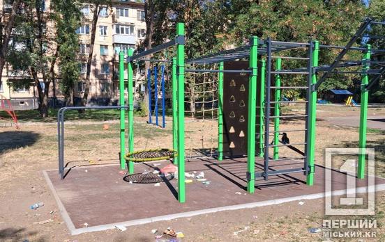 Неприємний «сюрприз» під турніками й гойдалкою: на новому спортмайданчику в Тернівському районі залишили гору сміття