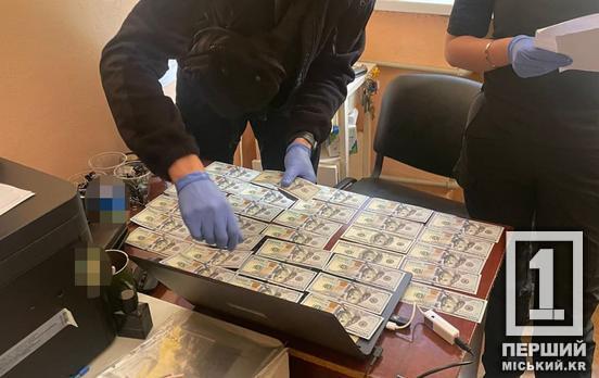 За долари допомагали перевестися в тил: затримані очільник ВЛК у Дніпропетровській області та його поплічниця