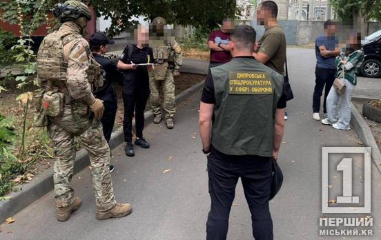 Заробляв на дезертирах та грав в азартні ігри: на Дніпропетровщині затримали фігуранта справи депутатки, яка фейково служила в армії