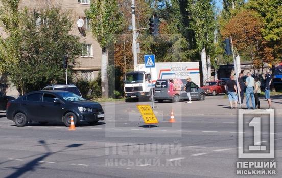 Хотів об'їхати Таврію, але влетів у Mazda: біля Новинки через ДТП ускладнений рух