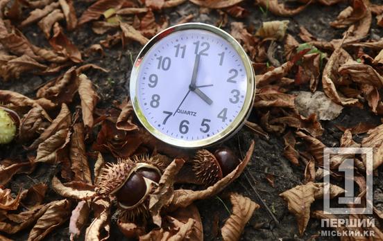 Переходимо на зимовий час: цієї ночі стрілки годинників треба перевести на годину назад