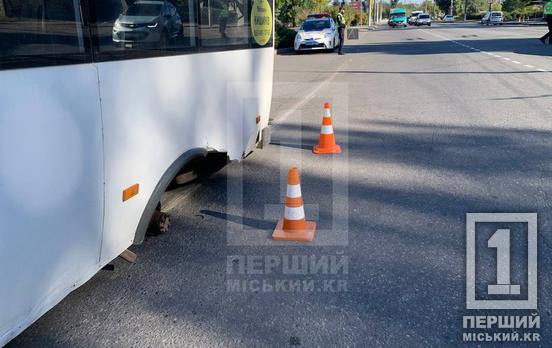 Екстрена зупинка на Дніпровському шосе:  у Кривому Розі в маршрутки на ходу відлетіли два колеса