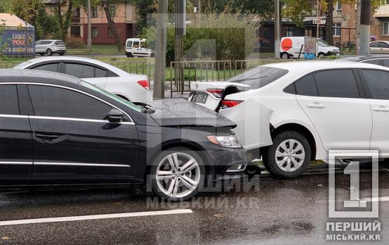 Різке гальмування плюс слизька дорога – небезпечне поєднання: біля Центрально-Міського ринку зіштовхнулися три легковика