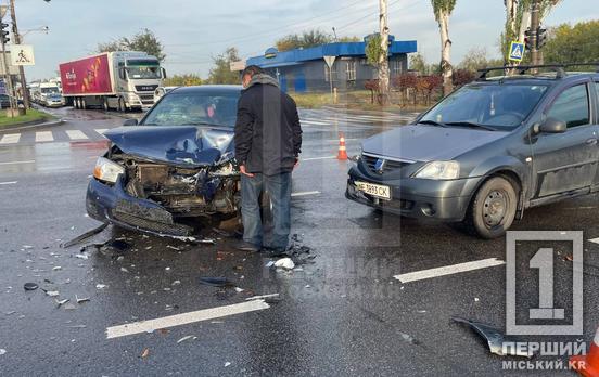 Не вдався маневр повороту: в районі Терміналу зіткнулися KIA та Dacia