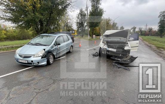 У обох машин коцнуті морди: на Прорізній не розминулися Volkswagen та Honda