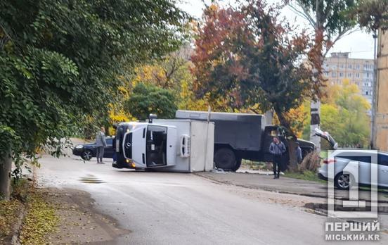 Від удару фура «прилягла» на бік: у Покровському районі Кривого Рогу вдарилися Mercedes та «Урал»